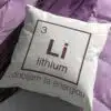 Vankúš s chemickým prvkom Lítium a energickým nápisom