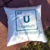 Vankúš s vtipným nápisom a chemickým prvkom Uranium