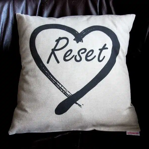 Vankúš s čiernym srdiečkom a nápisom Reset